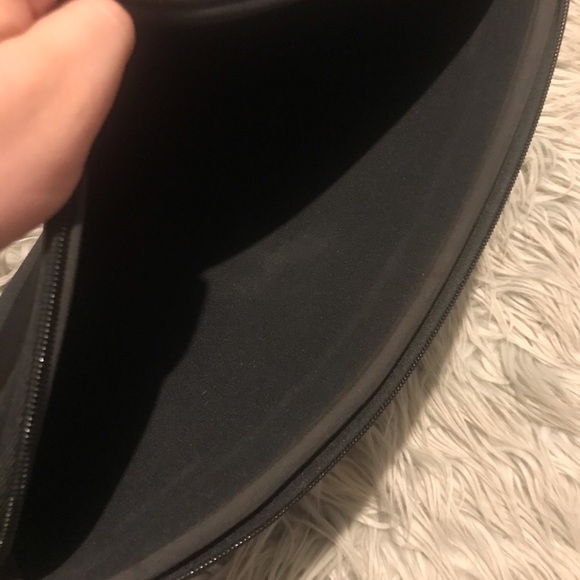 Black case logic laptop sleeve - Picture 4 of 6